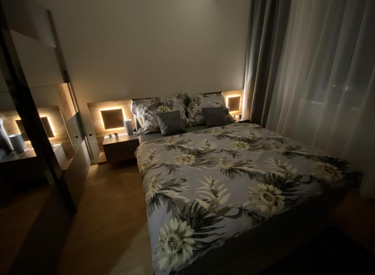 Apartment Mala Praha & Parking In The Garage ジリナ エクステリア 写真